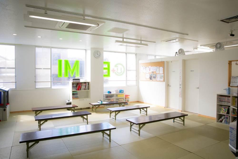 教室で工作をする子供達の画像がぼかし表示されます